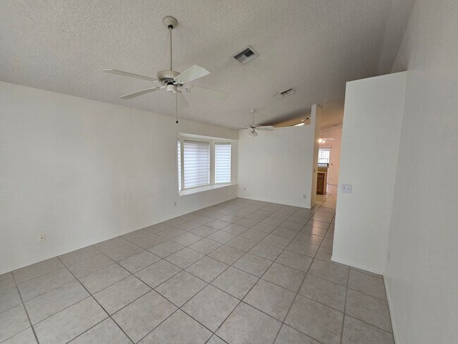 Building Photo - 1120 N Val Vista Dr