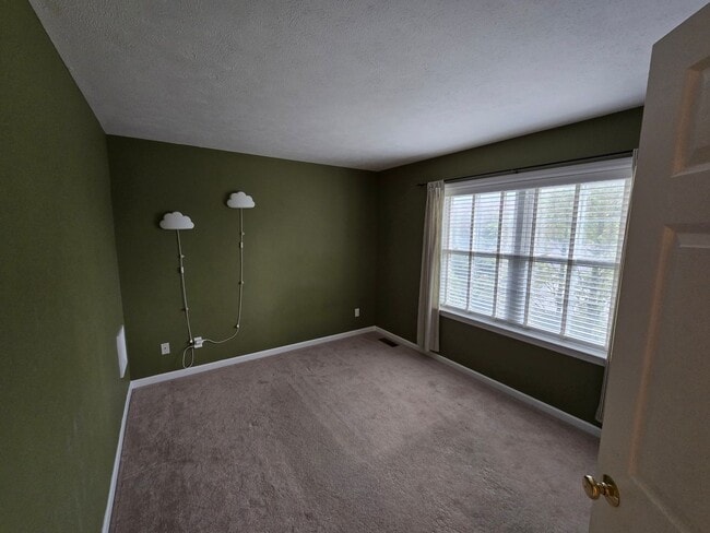 Building Photo - Charming Townhome in Park Forest Village -...