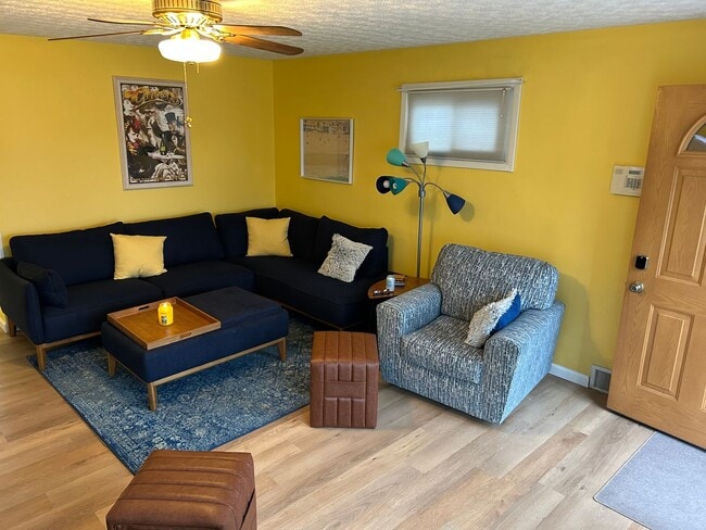 Building Photo - Corporate House 3BR 2 Bath