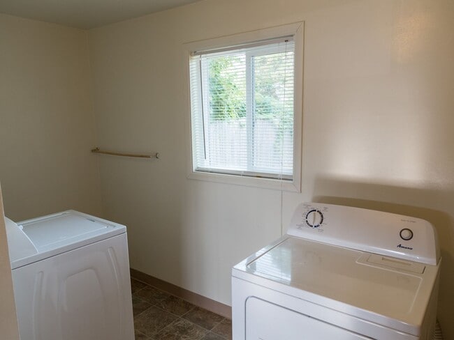 Building Photo - 1930 NW Kings Blvd