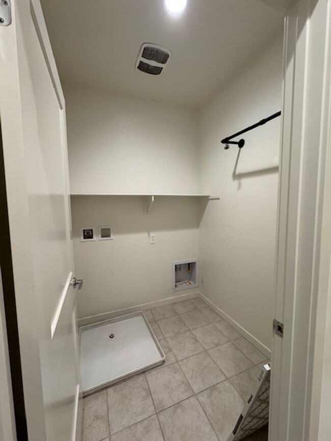 Building Photo - Newer 3 bedroom townhome in Simi Valley