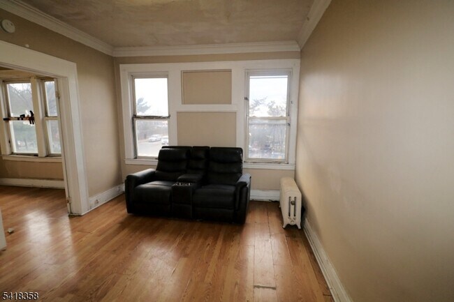 Building Photo - 413 Lyons Ave