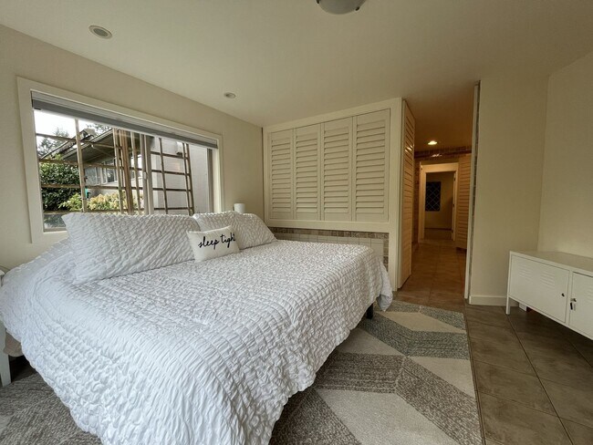 Building Photo - Spacious 1 Bedroom ADU Steps to OHSU with Soaking Tub, Rain Shower, and Treeline Views