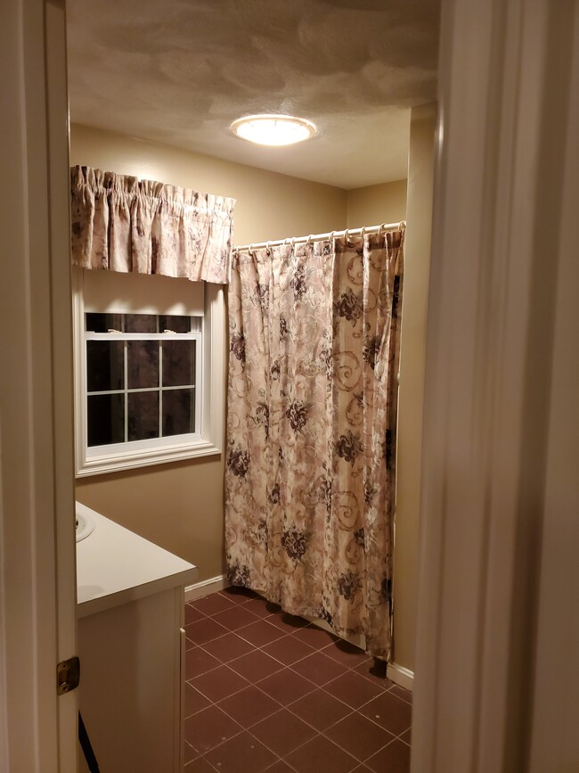 2nd floor bathroom - 1278 Osgood St