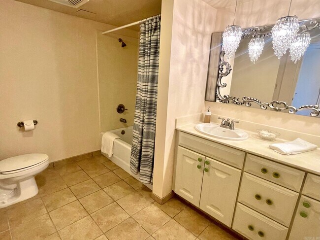 Building Photo - 523 S Louisiana St