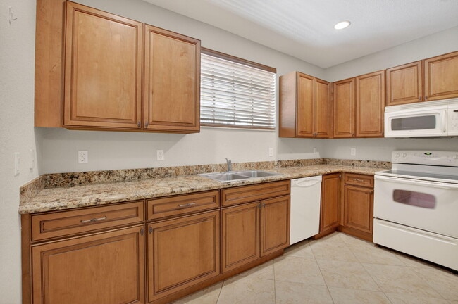 Building Photo - 1418 W Wickham Cir