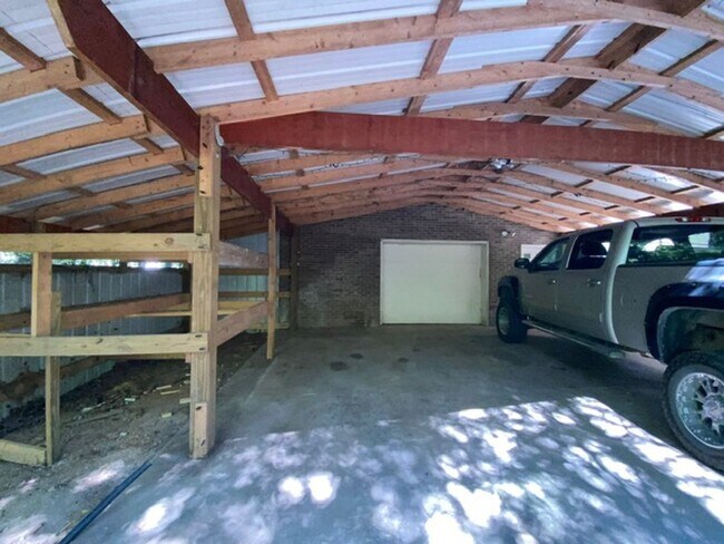 Building Photo - 2 Bedroom 1 Bath Duplex with garage/basement, side porch, and carport.