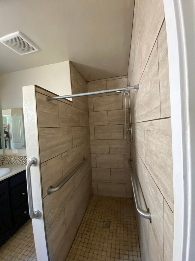 Building Photo - Gorgeous 5 BD 3 BA home available for rent...
