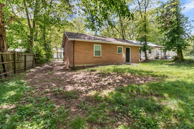 Building Photo - Charming Downtown Clarksville Home!