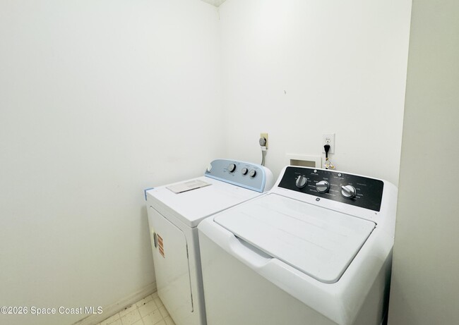 Building Photo - 858 Villa Dr