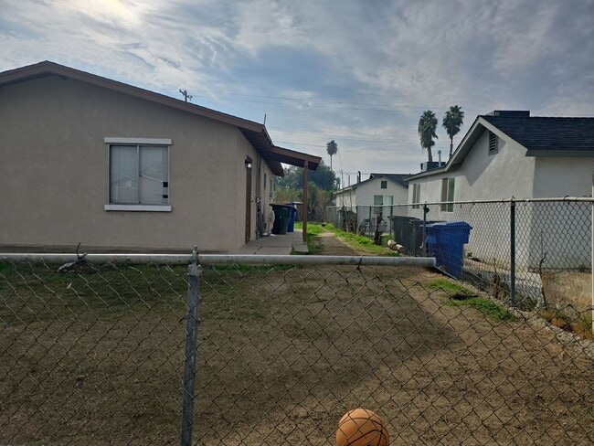 Building Photo - Enjoy this single family home with 3 bedrooms and 1 bathroom near downtown Bakersfield - AVAILABL...