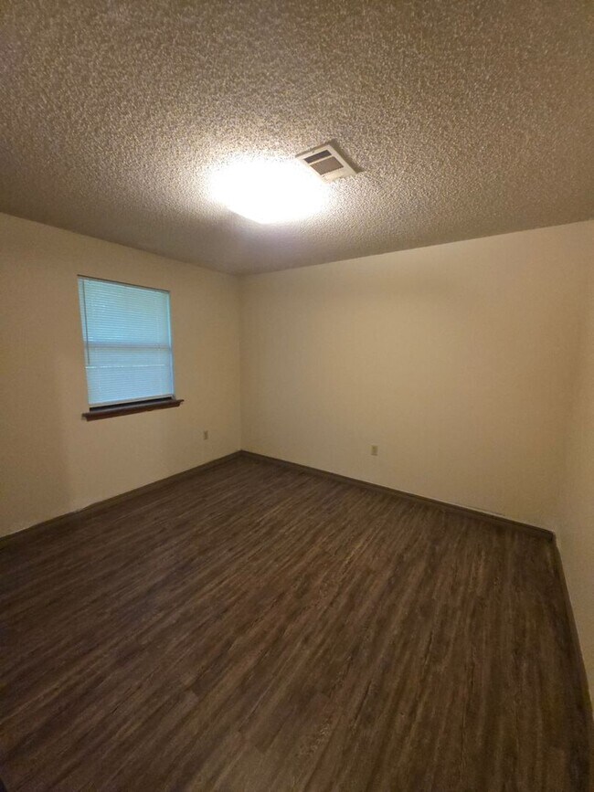 Building Photo - 300 N Hartford Ave