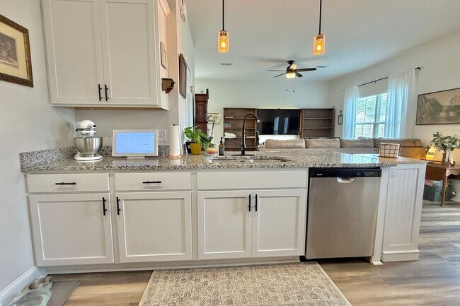 Building Photo - AVAILABLE EARLY MAY 2026! (Pet Friendly)