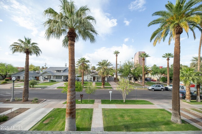 Building Photo - 69 W Lynwood St