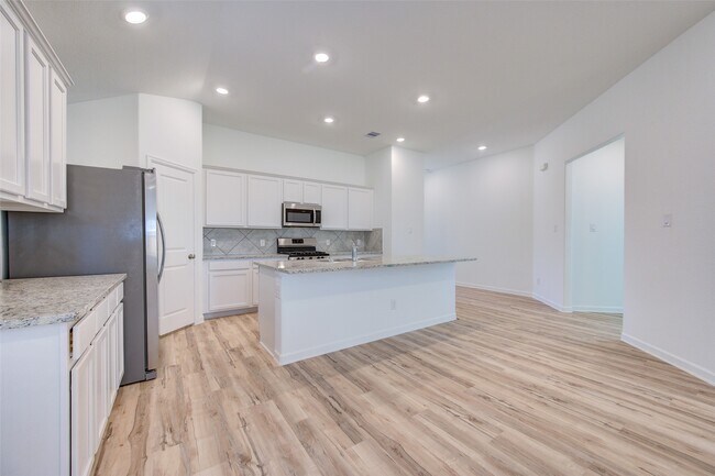 Building Photo - 3330 Meadknoll Ln