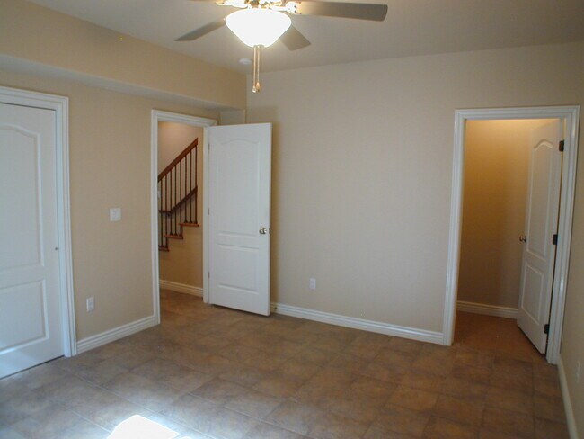 Building Photo - House For Lease