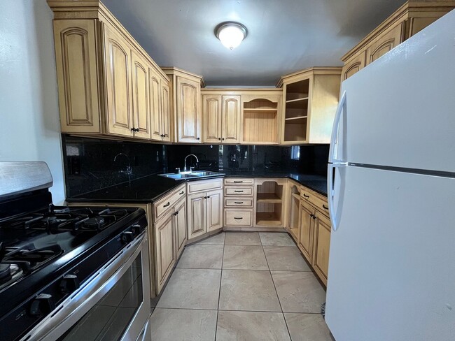 Building Photo - Spacious 2 bedroom/1 bathroom unit now ava...