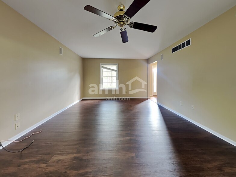 Building Photo - 15 Whispering Woods Ln