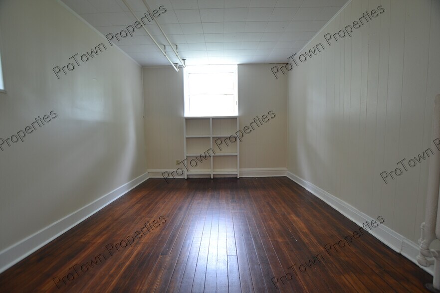 Building Photo - 213 N Hickory St