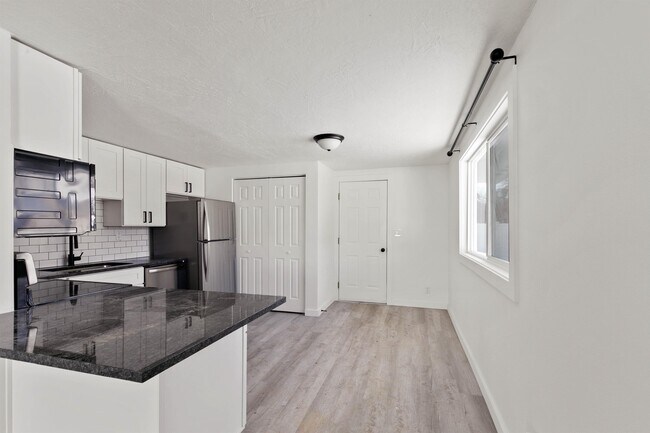 Building Photo - 1027 S Beeman St