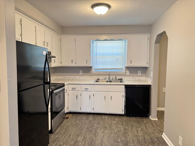 Building Photo - Unbeatable Location off 101st!