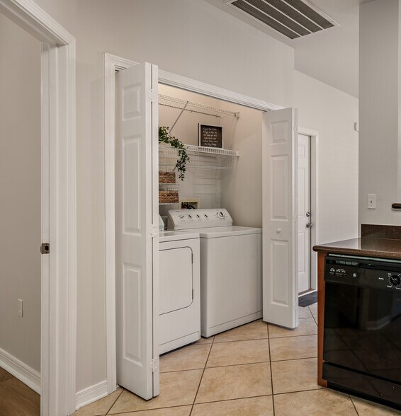Washer/Dryer - 2084 Dundee Loop N