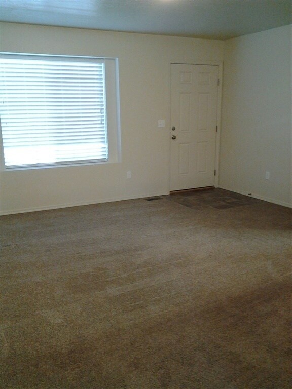 Building Photo - This home is just like new and move in rea...