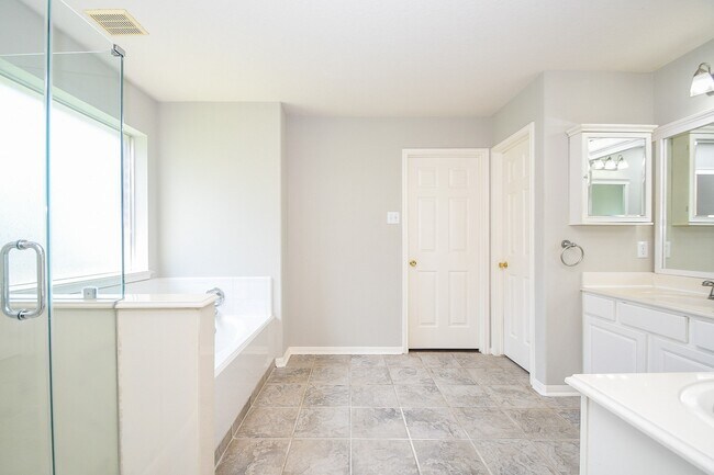 Building Photo - 707 New Pines Dr