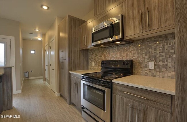 Building Photo - 410 Thorn Ave