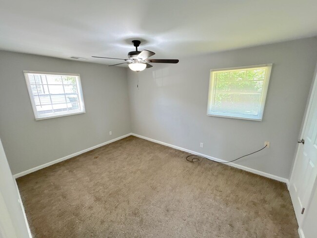 Building Photo - 3825 Glenburee St