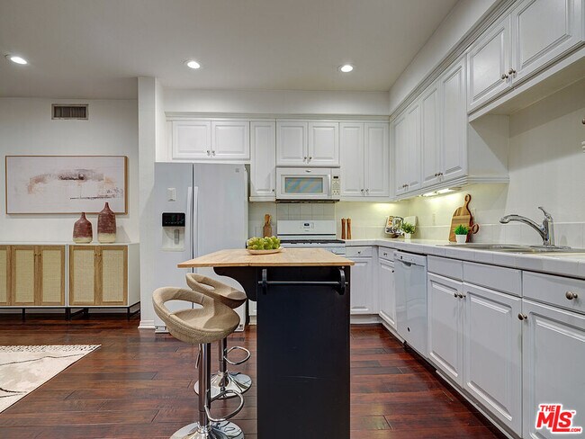 Building Photo - 6020 S Seabluff Dr