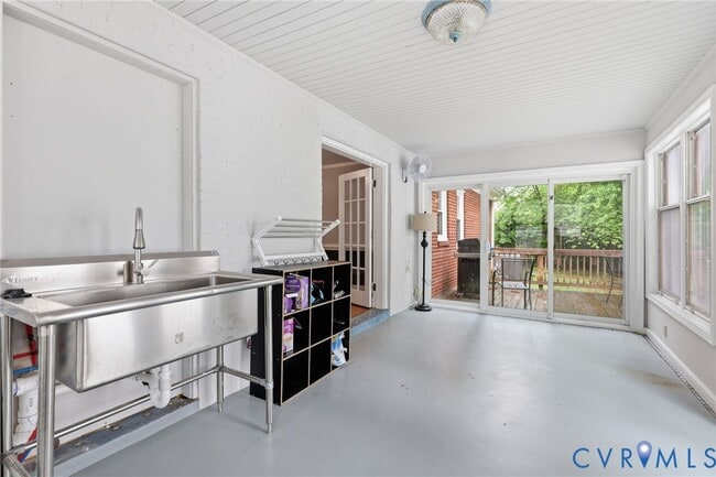 Building Photo - 7603 S Pinehill Dr