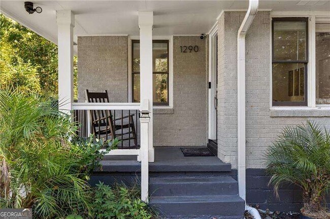 Building Photo - 1290 Glen Forest Way