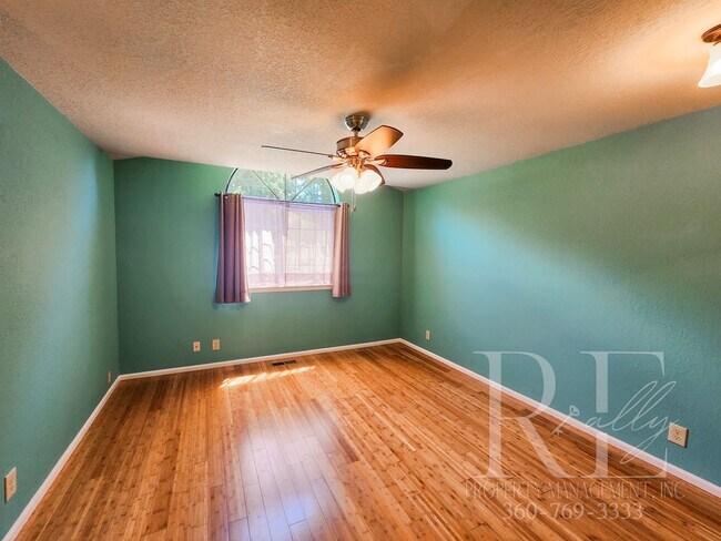 Building Photo - Ridgetop Home in Quiet Neighborhood