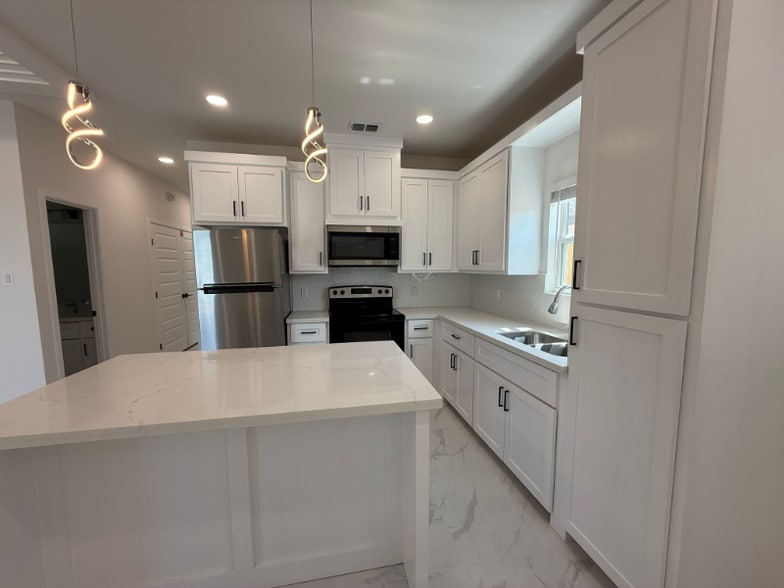Building Photo - 1706 Violet Dr