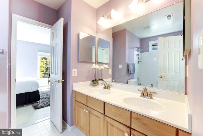 Building Photo - 2945 Oakton Knoll Ct