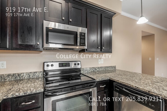 Building Photo - 919 17th Ave E