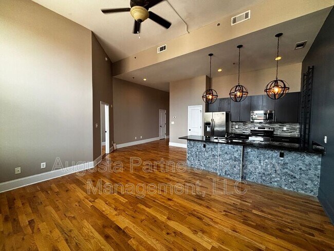 Building Photo - 936 Broad St