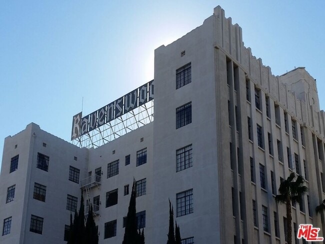 Building Photo - 570 N Rossmore Ave