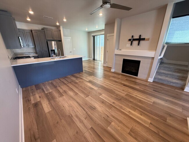 Building Photo - Petrosa!  3 Bdrm, 2.5 Bath 1450 sq ft Town...