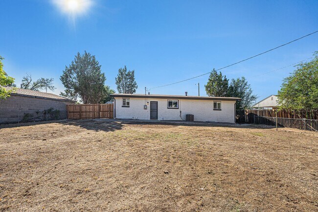 Building Photo - Spacious 6-Bed 3-Bath Home in Federal Heig...