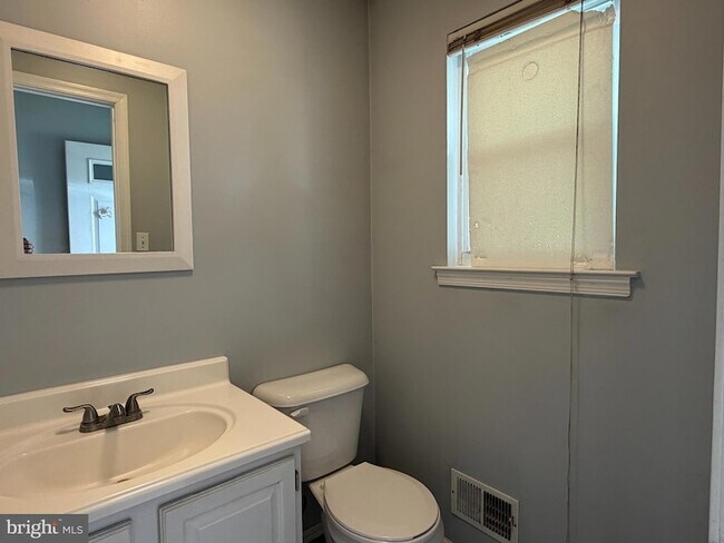 Building Photo - 99 Brookview Cir