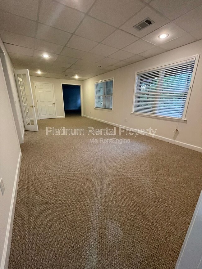 Building Photo - 870 Ingleside Dr