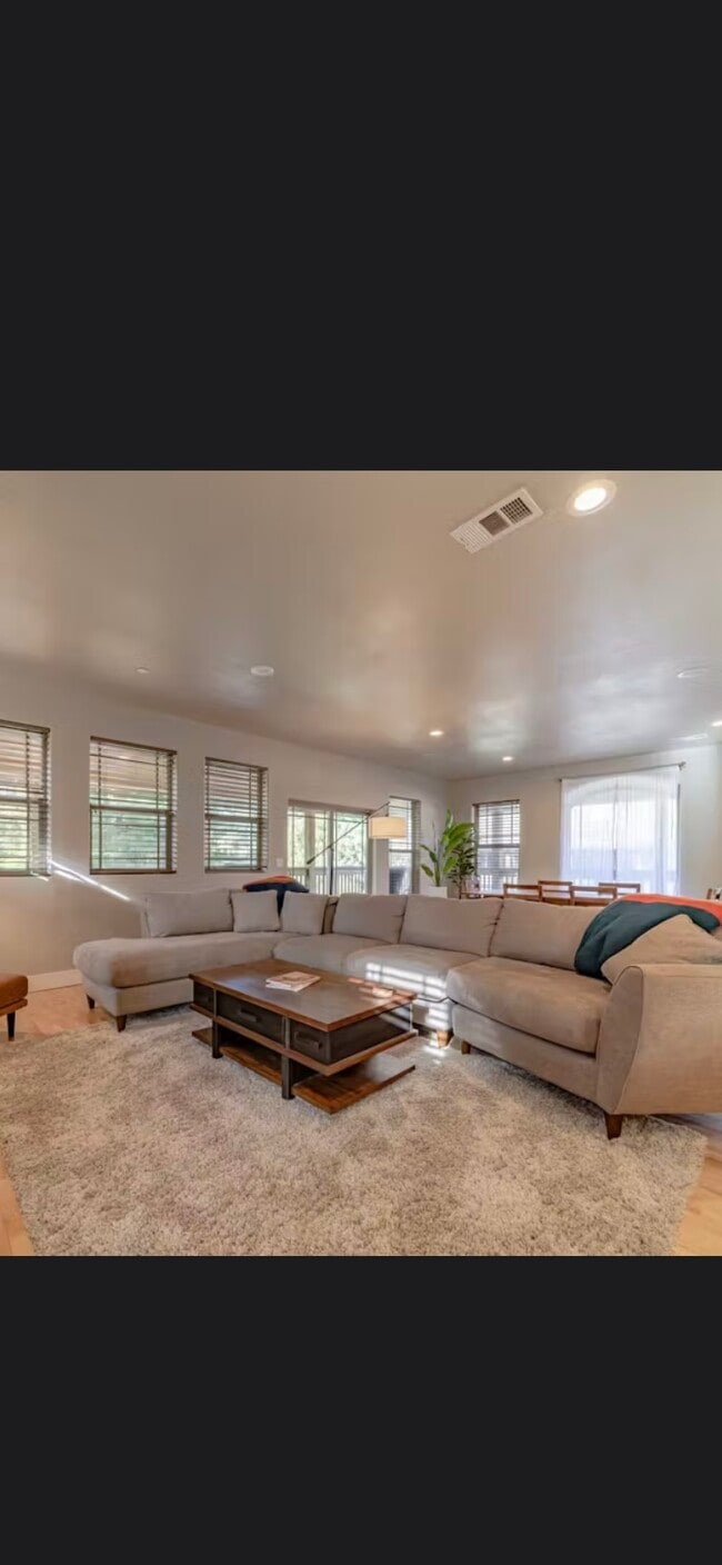 Living room - 4156 Williams St