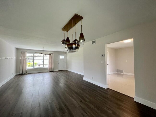 Building Photo - 1931 NE 55th Ct