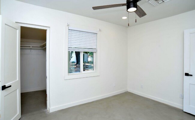 Building Photo - 5044 E Adams St