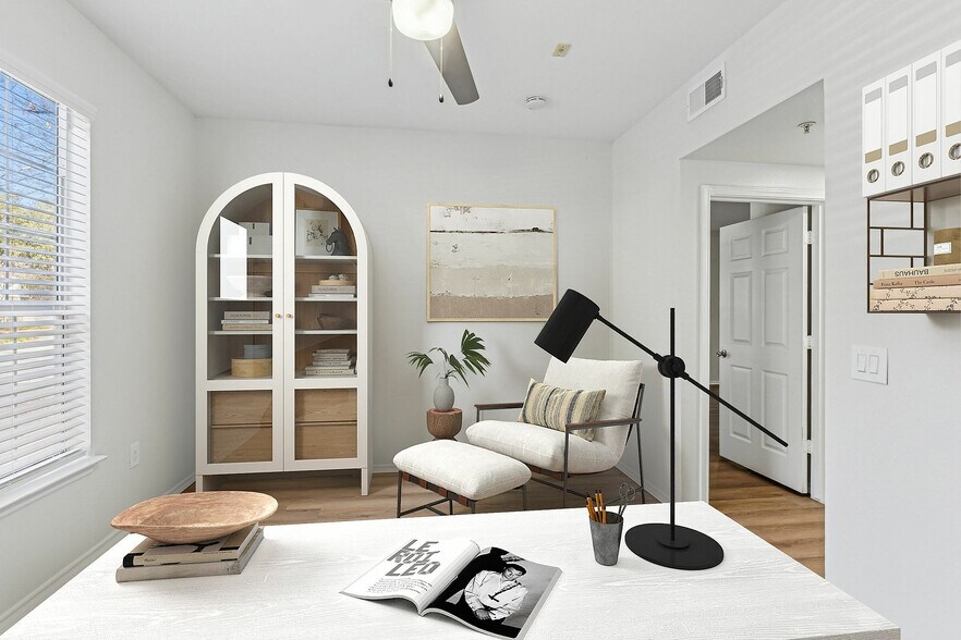 Building Photo - Lantower Round Rock