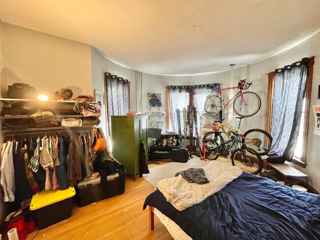 Building Photo - 3 Bedroom Apartment Superior Location South End of Burlington VT Available between 6/5-6/15