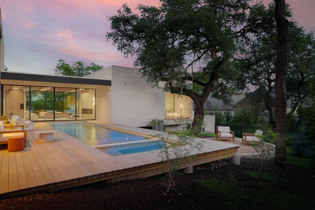 Building Photo - 2106 Matthews Dr