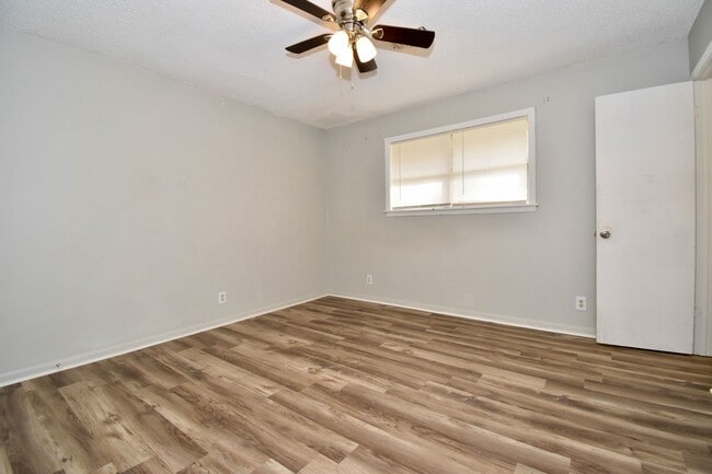 Building Photo - Centrally Located 3 Bed 1.5 Bath Home in R...